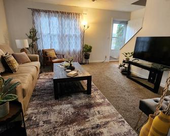 Charming 2-bedroom townhome with WiFi, AC in enchanting Proctorville - Proctorville - Living room