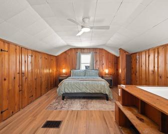 3BR Home Bright and Open In Euclid Near Cleveland - Euclid - Bedroom