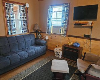 The Honey Hut next to Big South Fork NRRA with AC, wifi, and horse stalls. - Allardt - Living room