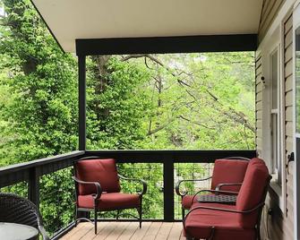 Charming upper level of 3-bedroom house in Grafton, IL - Grafton - Balcony