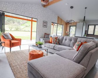 POOL VIEW, family friendly, with hot tub in Meifod, Powys - Meifod - Sala de estar