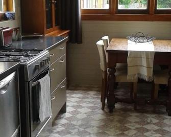 Centrally located, 5 mins walk to hospital - Palmerston North - Kitchen