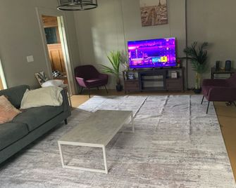 17 Hearts: A Home Away From Home. - Niles - Living room