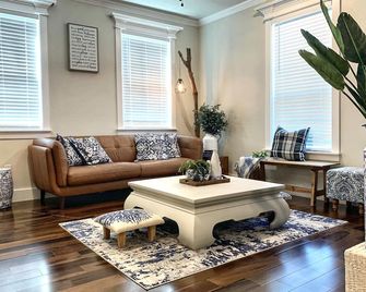 Sweet Escape Homes: Rustic Modern Home next to lake - Center of Dallas & FW - Grand Prairie - Living room