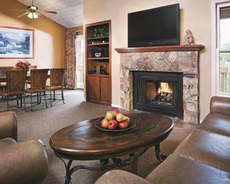 Flagstaff, Az: 1 Bedroom: Top-Rated Resort Near Grand Canyon, Swim & Golf Onsite - Flagstaff - Sala de estar