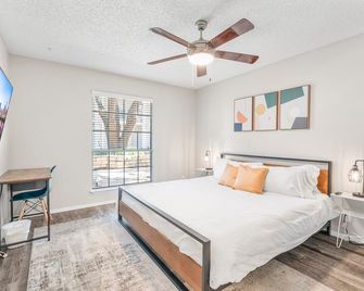 Soco 2BR Comfy Suite w Pool King bed Fast Wifi - Austin - Bedroom