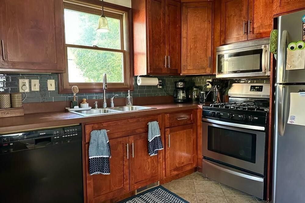 Cozy 2 bedroom home, pleasant patio and fire-pit 1 block from Downtown Oberlin. - Oberlin - Cocina