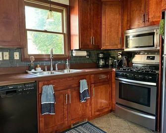 Cozy 2 bedroom home, pleasant patio and fire-pit 1 block from Downtown Oberlin. - Oberlin - Cocina
