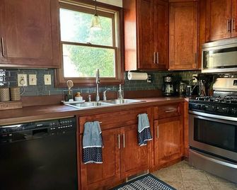 Cozy 2 bedroom home, pleasant patio and fire-pit 1 block from Downtown Oberlin. - Oberlin - Cocina
