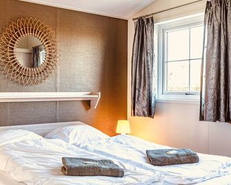 Chalet 'De Grote Belter' is a beautiful chalet for up to four guests. The chalets are fully equipped. - Giethoorn - Schlafzimmer