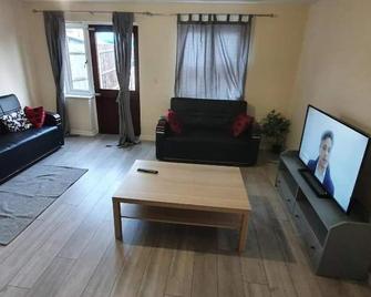 Lovely, Cosy House Easy Reach to Central London - London - Living room