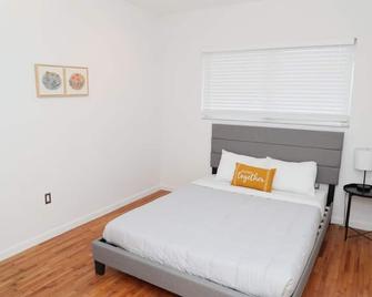 Spacious 2/1 Coral Gables apt w/parking - Coral Gables - Bedroom