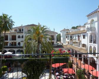 Well maintained Sunny Apartment overlooking Villa Plaza near all amenities, - Villamartin - Balcony