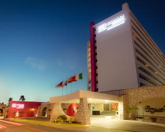 Gamma de Fiesta Inn Mérida El Castellano - Mérida - Building