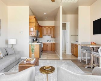 Modern Temecula Mansion w Pool, Hot Tub, Guest House & Valley Views Camila by Avantstay - Temecula