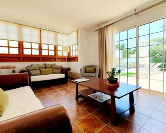Casa Tauro located in the seaside village of La Caleta, southern Tenerife - Callao Salvaje - Living room