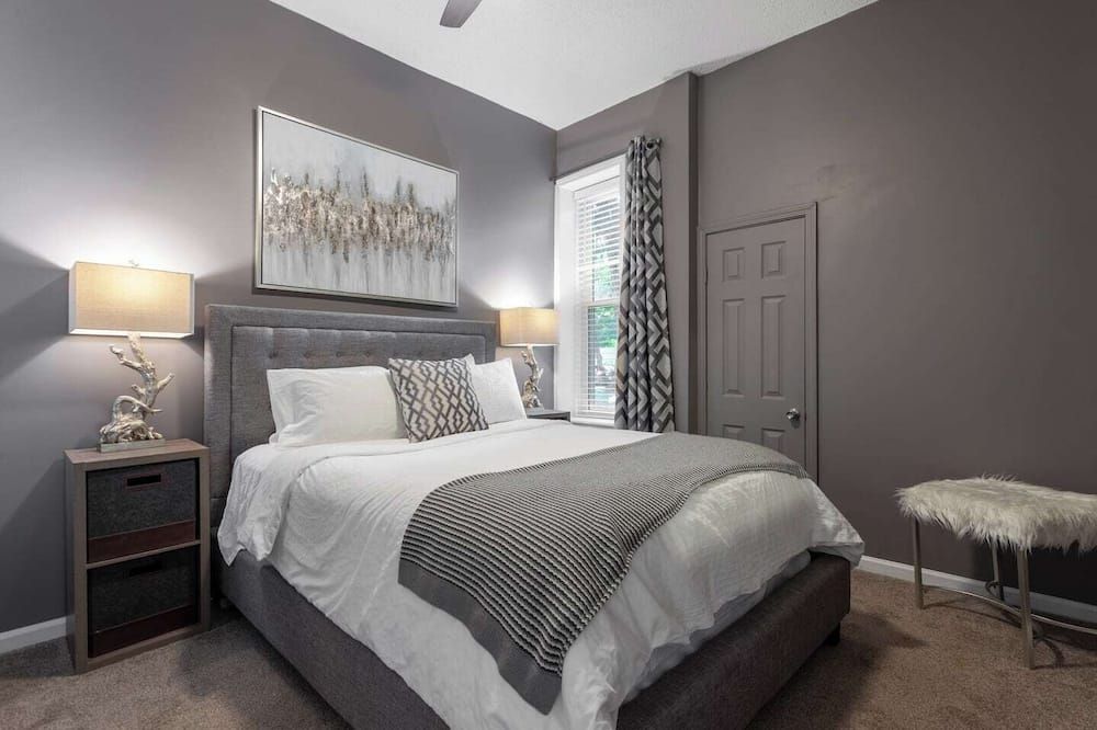 Beautiful One Bedroom With King Bed | 07 - Roeland Park - Habitación