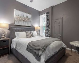 Beautiful One Bedroom With King Bed | 07 - Roeland Park - Bedroom