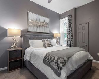 Beautiful One Bedroom With King Bed | 07 - Roeland Park - Habitación