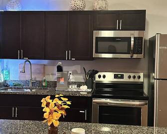 Queen G Investments 1 Bedroom Apts by RedAwning - Detroit - Cucina