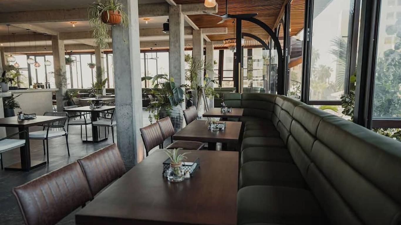 Sunrock Hotel And Suites