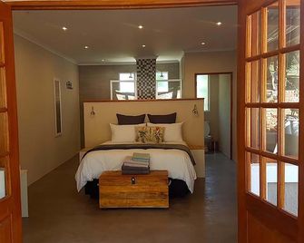 Rocky Hollow Lodge - Hartbeespoort - Schlafzimmer