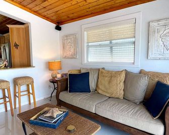 Work from home in this slice of Islamorada paradise! - Islamorada - Living room