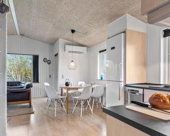 Three-Bedroom Holiday Home In Haderslev - Haderslev - Dining room