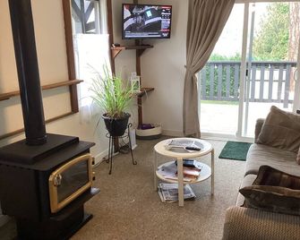 Bayview mobile, brightly renovated , ocean view, close to amenities . - Heriot Bay - Living room