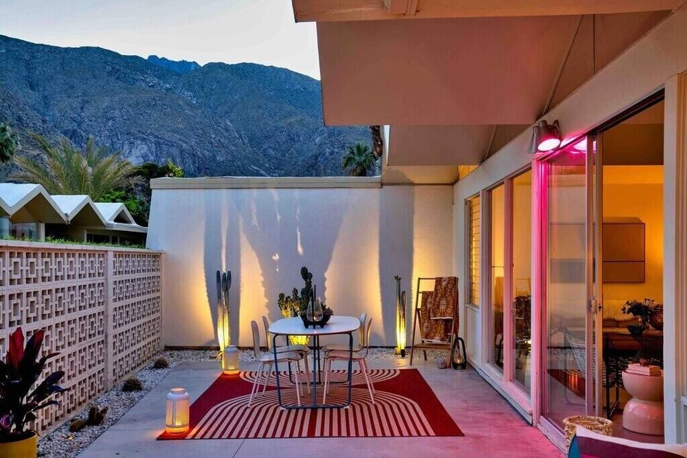 Mid-Century Icon Steps to Downtown Palm Springs, 2 Bed / 2 Bath plus Den - بالم سبرينغس - شرفة مرصوفة
