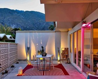 Mid-Century Icon Steps to Downtown Palm Springs, 2 Bed / 2 Bath plus Den - 팜스프링스 - 파티오