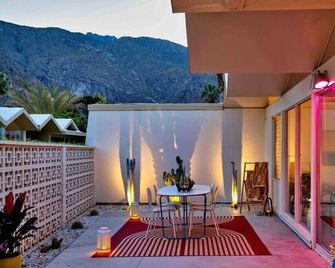 Mid-Century Icon Steps to Downtown Palm Springs, 2 Bed / 2 Bath plus Den - Palm Springs - Patio