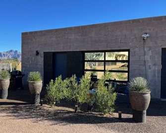 The Garage Apt. - a unique desert experience - Apache Junction - Building