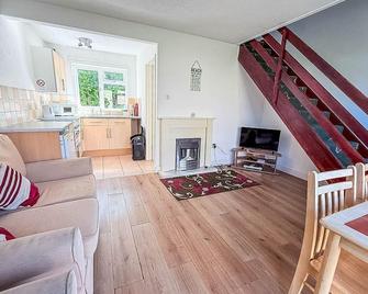 4 berth chalet to hire in just walking distance to Hemsby beach ref 18152B - Great Yarmouth - Living room