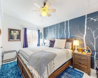 Charming Mountain Stay w/ Enclosed Yard & Grill - Colorado City - Bedroom