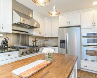 Glen Ellen Getaway: Wine Country Retreat - Glen Ellen - Kitchen