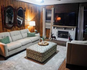 Charming 2-bedroom house with WiFi, AC in peaceful Lincoln - Лінкольн - Вітальня