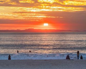 Newly Renovated Beach House | 1 Block to Beach | Sunny & Relaxing | Walk to all the Fun! - Newport Beach - Beach