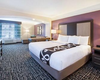 La Quinta Inn & Suites by Wyndham Cincinnati Airpt Florence - Florence - Bedroom