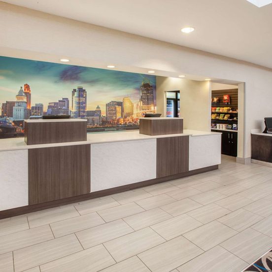 La Quinta Inn & Suites by Wyndham Cincinnati Airpt Florence image 1