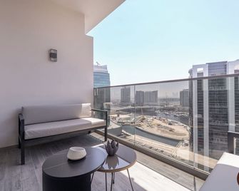 Mag318 Lux Burj Khalifa Walk Pool View - Madinat Zayed - Balcón