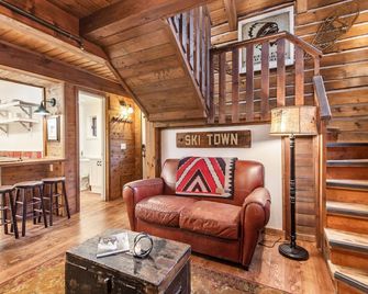 River Song Cottage - 2 Min Walk to Sundance Resort, Pet Friendly, Location, Hot Tub, Stream, Quiet - Sundance - Living room