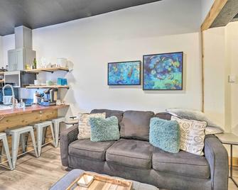 Long Beach Studio In Downtown - Walk To Ocean! - Long Beach - Living room