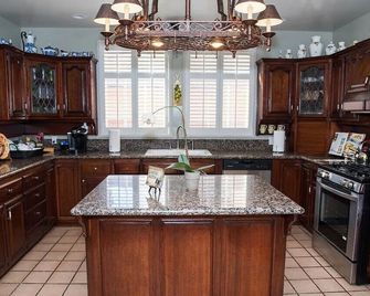 Castle Aldea Great for Family Reunions, Large Groups, Business Meeting Workshops - 長灘 - 廚房