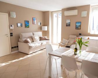 Bellagio Love apartment Pool Near lake Free parking - Bellagio - Dining room