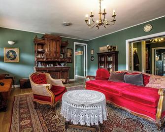 Nomad Hotel & Glamping - Eger - Living room