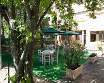Hp Fly Hotel Bologna - Calderara di Reno - Patio