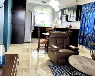\'The Chandelier\' Modern & Comfortable Home - Spanish Town - Living room