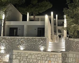 ميثيكال كوست ويلنيس ريتريت - مايتيلين - مبنى