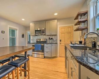 Updated Vintage Apartment 1/2 Mi to Main St - Keene - Keuken